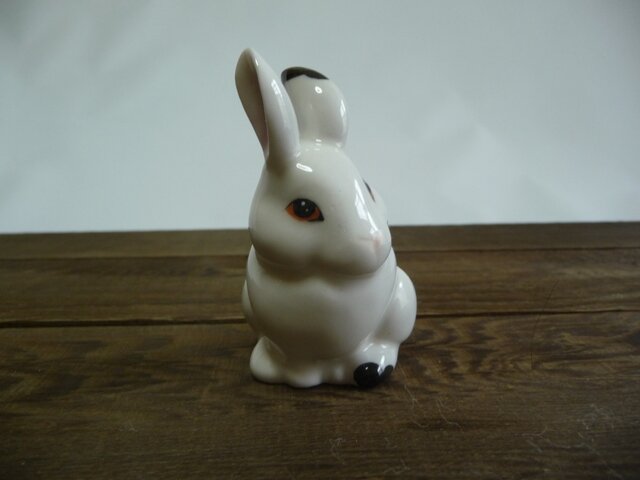 幸運を運ぶうさぎの置物 「白磁上絵付うさぎ」 | iichi 日々の暮らしを