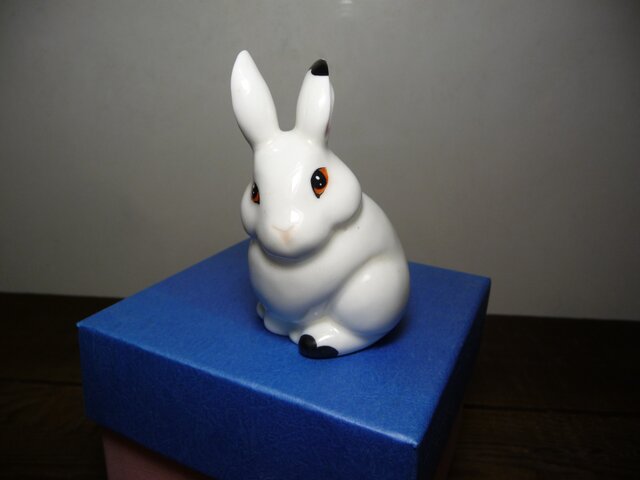 幸運を運ぶうさぎの置物 「白磁上絵付うさぎ」 | iichi 日々の暮らしを