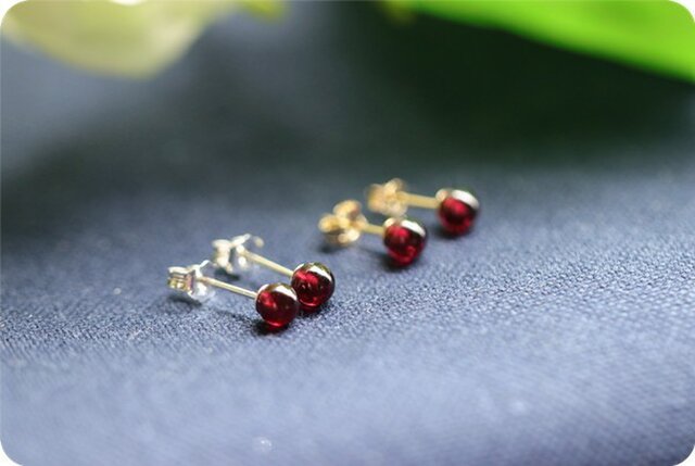 ガーネットの赤いピアス 一粒スタッドピアス 1月誕生石 4mm 片耳用の画像1枚目