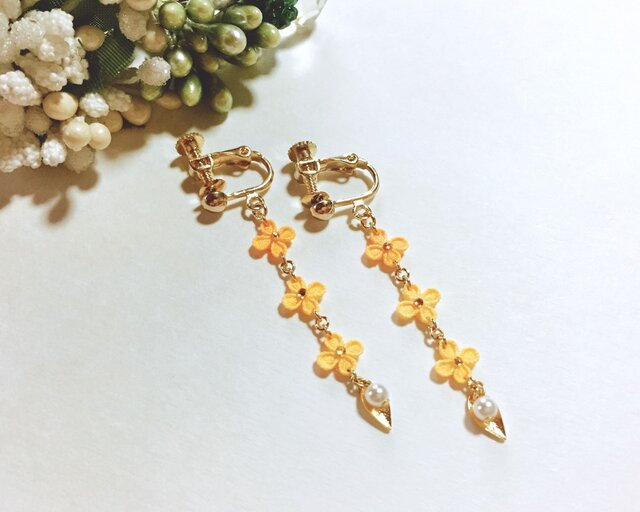 金木犀の揺花イヤリング （ つまみ細工＊受注制作 ） | iichi 日々の