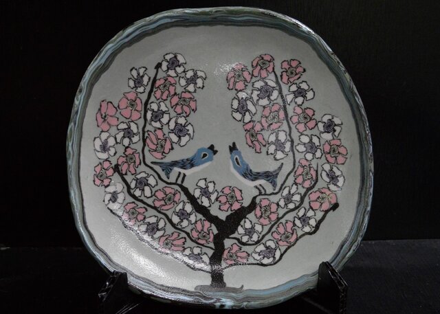 紅白梅花と青い鳥の大皿(薄緑の地)の画像1枚目