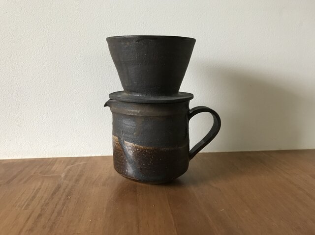 コーヒードリッパーとピッチャーのセット マットゴールドの画像1枚目