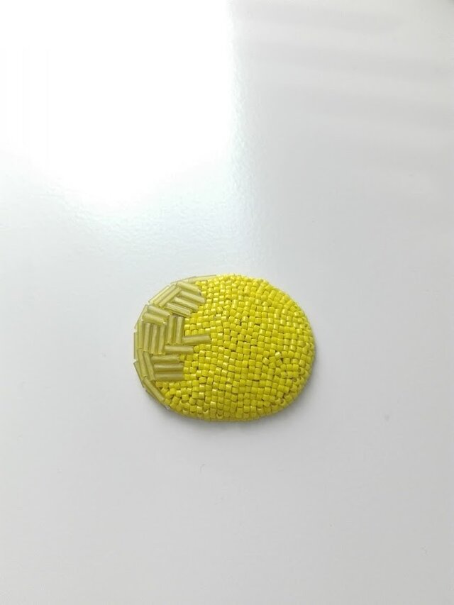 刺繍ブローチ maru 黄色の画像1枚目