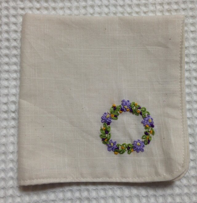 コットンの刺繍ハンカチ☆小花のリースの画像1枚目