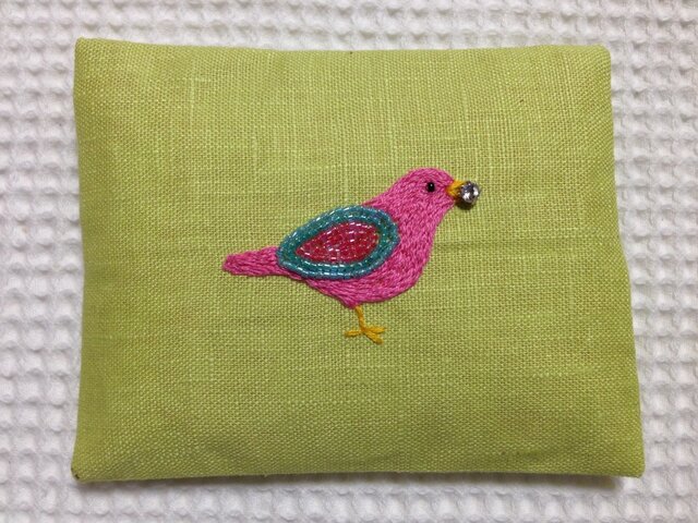 刺繍のティッシュケース☆宝石を咥えた小鳥の画像1枚目