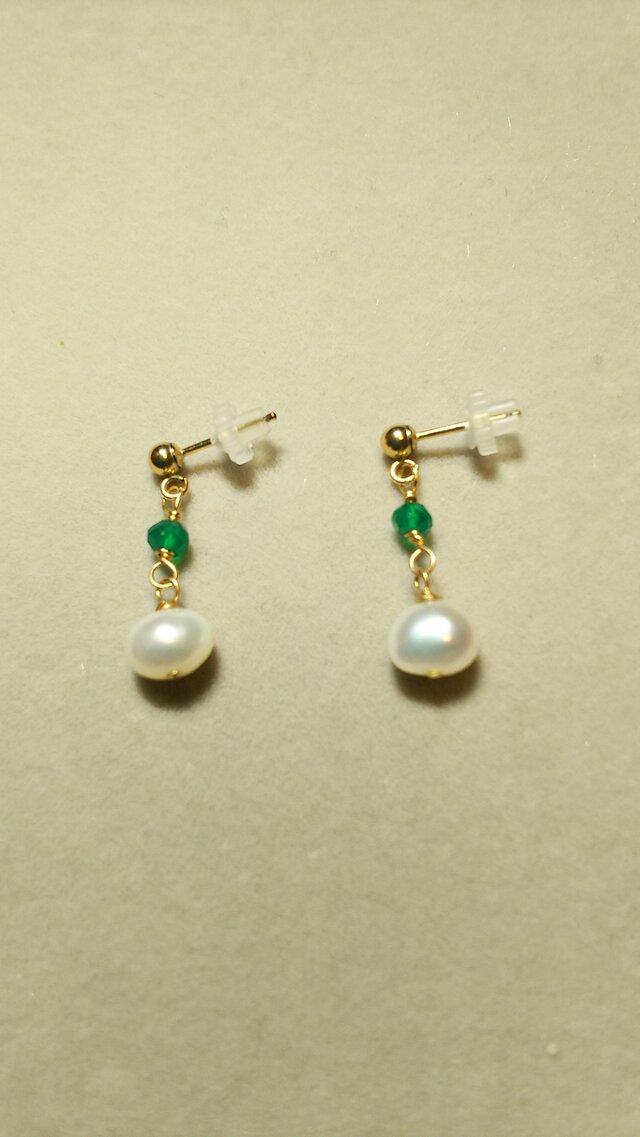 宝石質淡水パール&グリーンオニキスピアスの画像1枚目