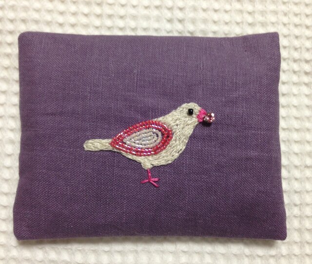 刺繍のティッシュケース☆宝石を咥えた小鳥の画像1枚目