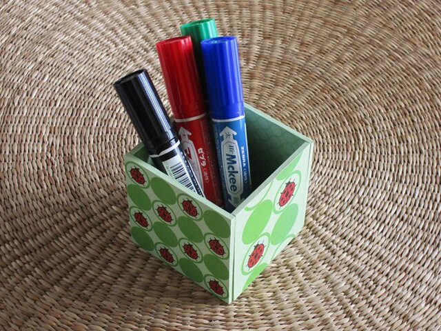 てんとうむしのペン立て（グリーン） | iichi 日々の暮らしを心地よく