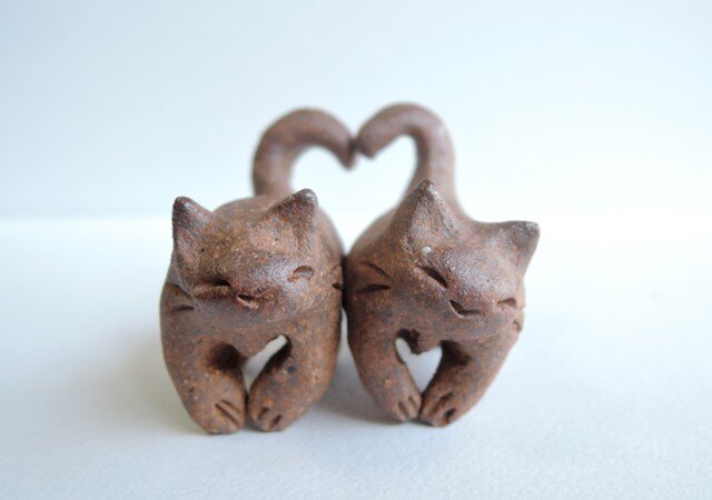 ハートちび猫=^人^=こげ茶猫1の画像1枚目