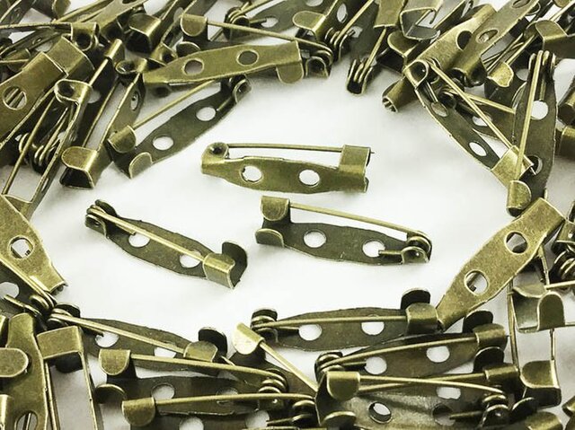 送料無料 ブローチピン 20mm 100個 金古美 2穴 ウラピン ブローチ 金具 アクセサリー パーツ (AP0211)の画像1枚目