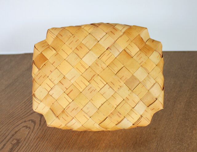 白樺の持ち手付きパンかご | iichi 日々の暮らしを心地よくする