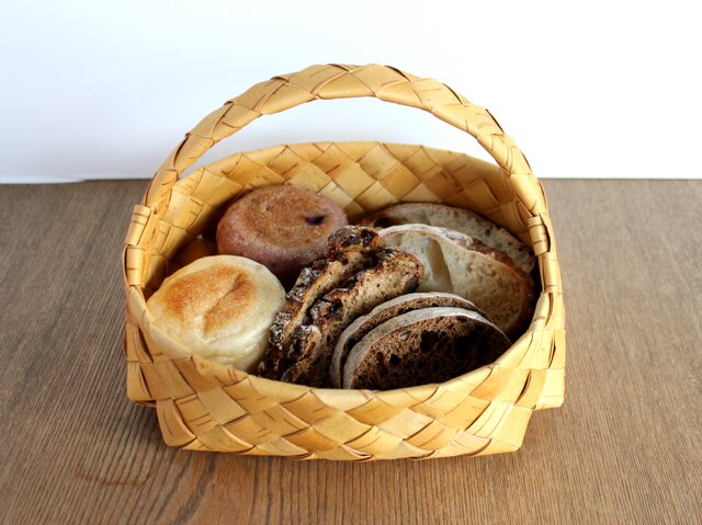 白樺の持ち手付きパンかご | iichi 日々の暮らしを心地よくする