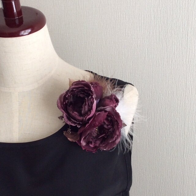 布花 シックで華やかなコサージュの画像1枚目