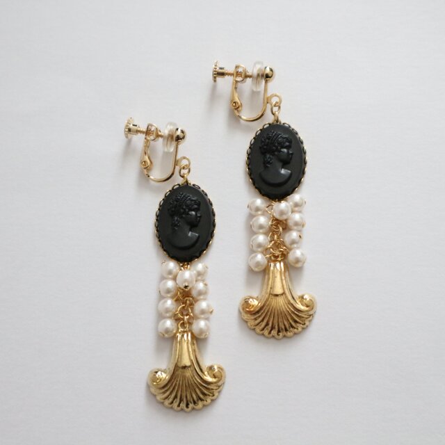 Vintage black cameo&metal shell earring(pierce)の画像1枚目
