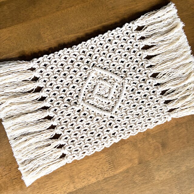 ざっくり感が魅力のマクラメ編みテーブルセンター | iichi 日々の