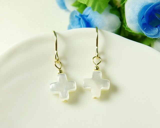 P68*高品質ホワイトシェル（白蝶貝）☆クロス（十字架）ピアス | iichi
