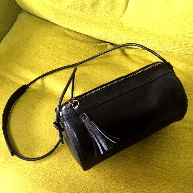 イタリンレザーの筒形ブラックポシェット・タッセル引手