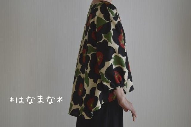 受注製作 2サイズ対応 秋ブラウス 黒花柄 後ろタックヘムライン パフスリーブの画像1枚目