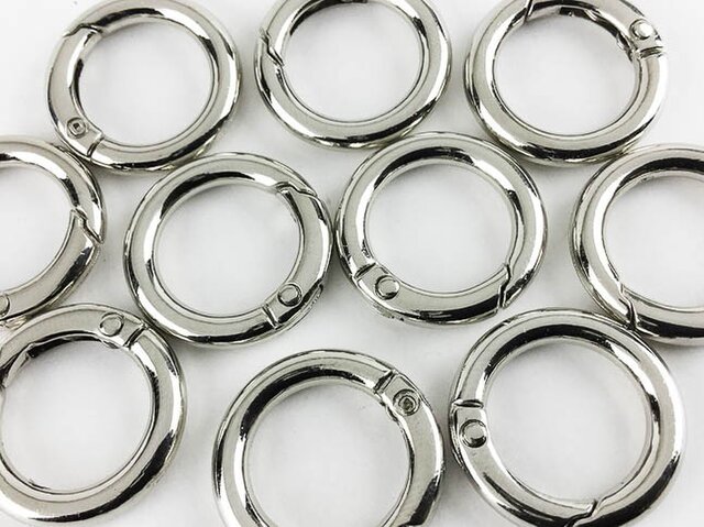 送料無料 カラビナ 丸 シルバー 10個 24mm サークル 銀 キーホルダー ストラップ リング ナスカン AP0263の画像1枚目