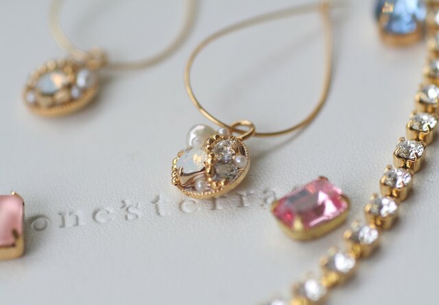 プチビジュー・しずくワイヤーピアス スワロフスキー、淡水パール