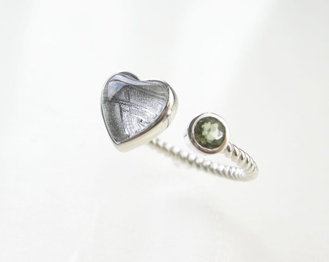 SV925 ハートのギベオン隕石 ＆ モルダバイト / ツイストリング 天然石