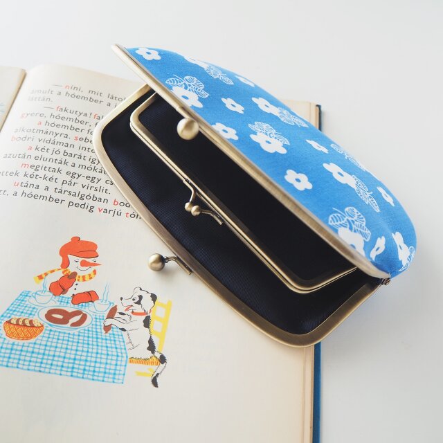 □ヴィンテージ生地の親子がま口長財布 / ブルーに白の小花□ | iichi