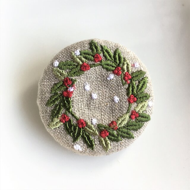 刺繍ブローチ ヒイラギのリース 丸 50ミリ の画像1枚目