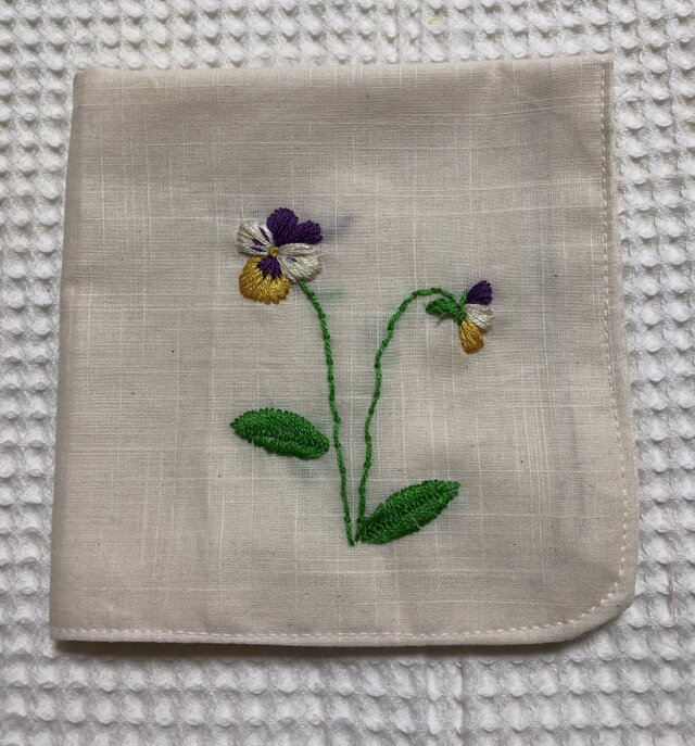 コットンの刺繍ハンカチ☆ビオラの画像1枚目