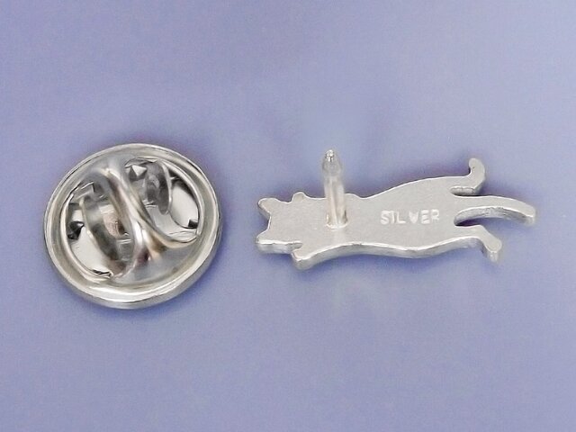 ブローチ　猫　シルバー　銀細工 ネコのピンブローチ銀細工 ぶらさがり親猫 シルバー925鏡面仕上げ