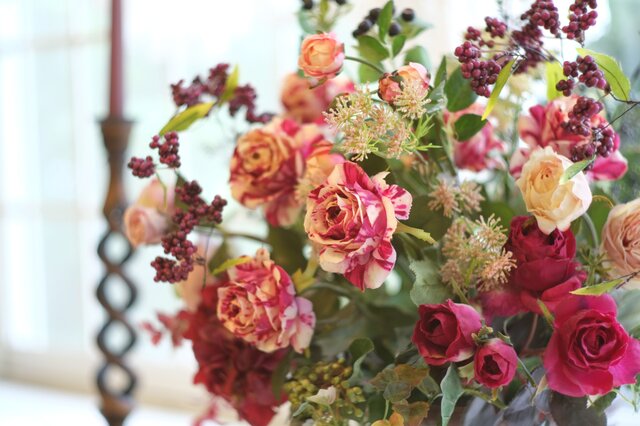 IRiller 赤いバラの造花アレンジメント 二人を繋ぐ IRillerのフラワーギフト🌹♡ @iriller.jp / アイリエ