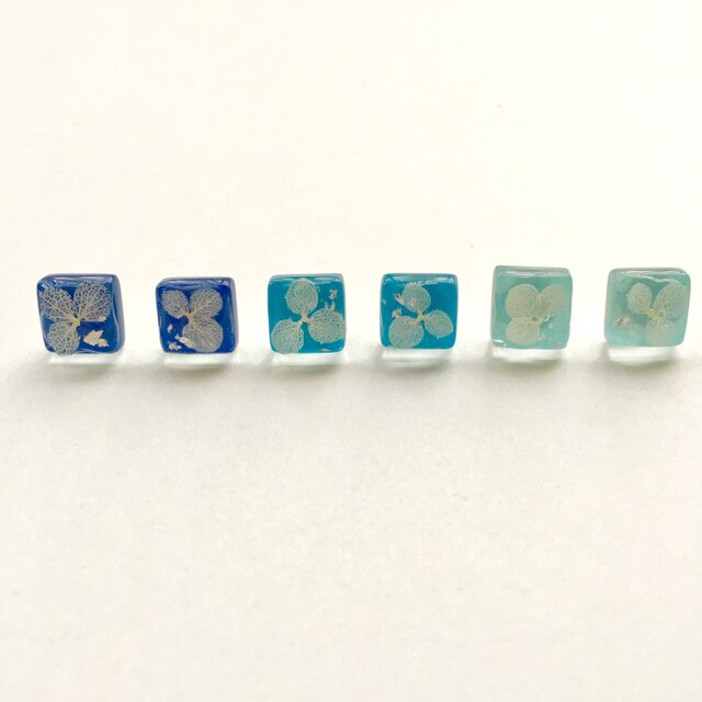 あじさいのスクエアガラスピアスの画像1枚目