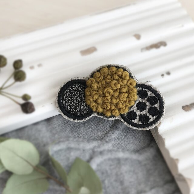 ふわもこ刺繍ドットブローチ(マスタード)【受注生産】の画像1枚目