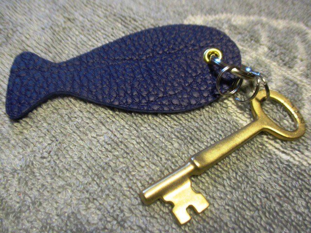 新作・色見本に】トリヨンのお魚キーホルダー | iichi 日々の