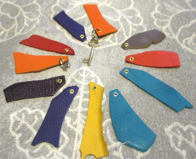 【新作・色見本に】トリヨンのお魚キーホルダーの画像1枚目