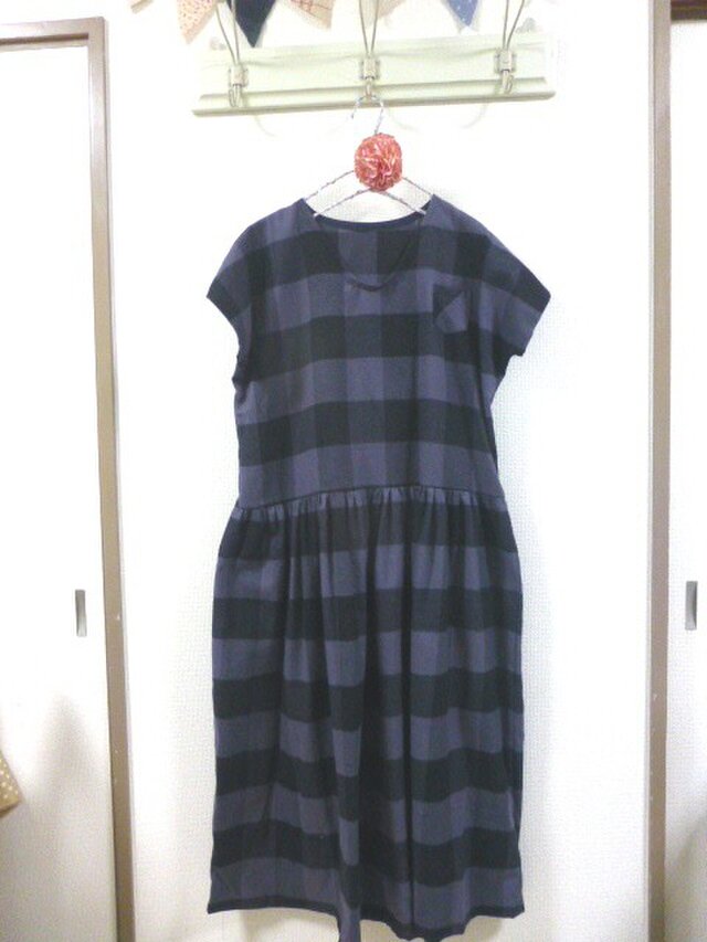 コットン起毛大きめチェック柄 たっぷりギャザーフレンチスリーブワンピースの画像1枚目