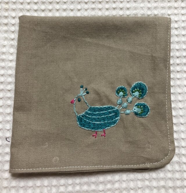 コットンの刺繍ハンカチ☆幸運の白孔雀の画像1枚目
