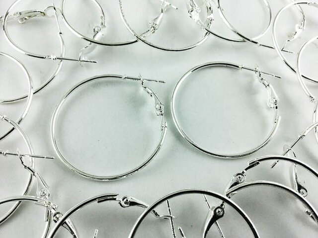 送料無料 フープピアス パーツ シルバー 白銀 20個 10ペア 輪サイズ30mm バネ式 ピアス 金具 AP0350の画像1枚目