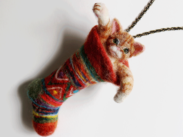 Cat in Christmas stockings ペンダントorブローチ レジンド羊毛フェルトの画像1枚目