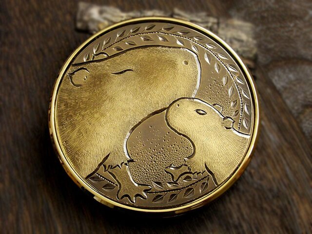 カピバラグッズ カピバラの両面ミラーコンパクト 彫金コンパクトミラーの画像1枚目