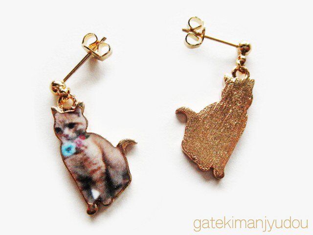 首に花をつけた猫のピアス【イヤリング等変更可】  iichi 