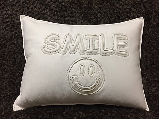 本革ぷっくりクッション「 SMILE & ☺︎/white」の画像1枚目