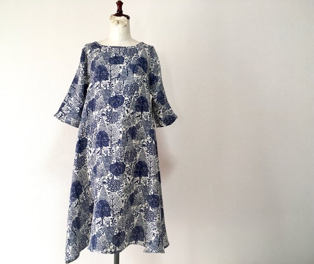 刺繍調*冬の森フレアワンピース*北欧風*木々と動物たち*五分袖*アイボリーの画像1枚目