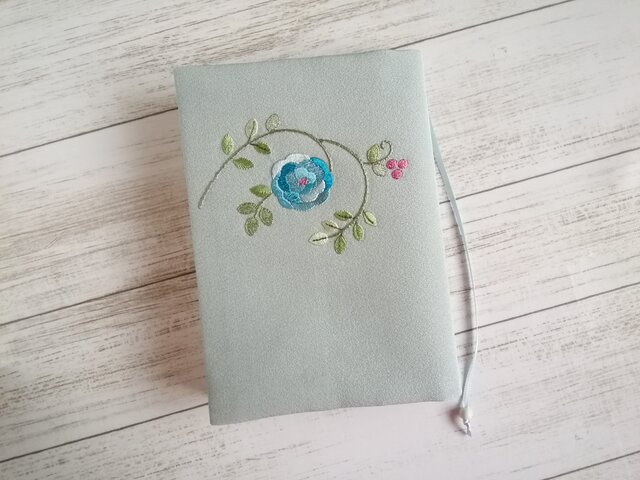 日本刺繍 青いバラのブックカバーの画像1枚目