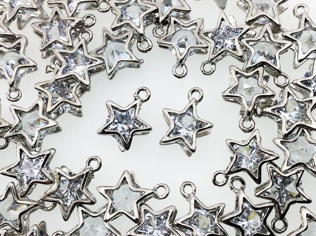 送料無料 チャーム 50個 スター シルバー 星 アクセサリーパーツ ネックレス ピアス イヤリング (AP0449)の画像1枚目