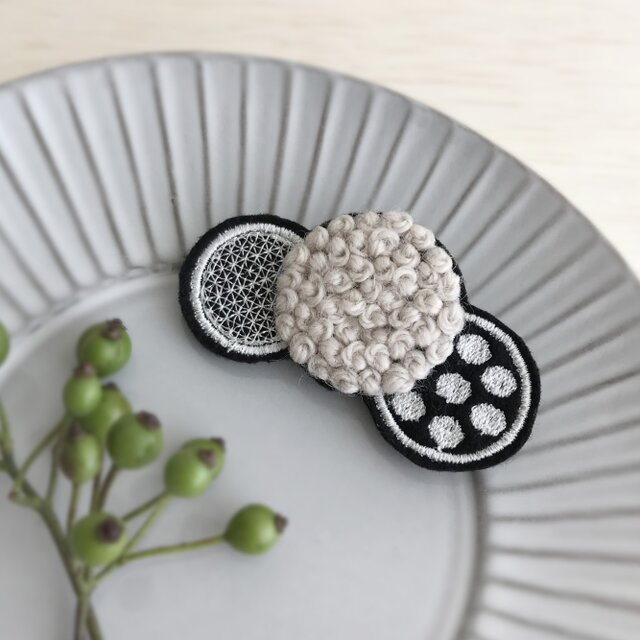 ふわもこ刺繍ドットブローチ(黒)【受注生産】の画像1枚目