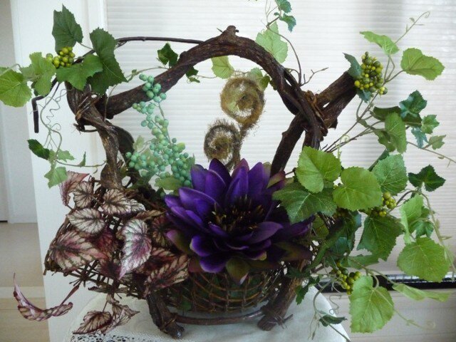 蘭と蔦の花かごの画像1枚目