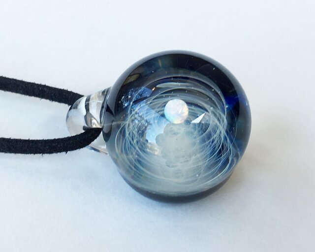 【Sold】煌く渦の世界。ホワイトオパール入り ガラス ペンダント 宇宙の画像1枚目