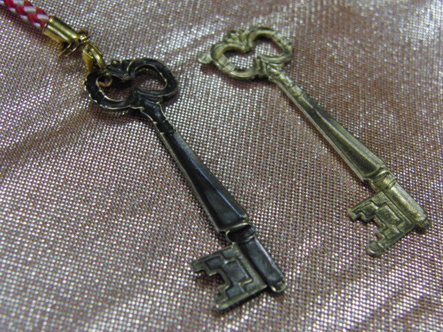 真鍮製鍵(カギ)型 根付ストラップ1個 着物や浴衣の帯飾りに/燻し・生地