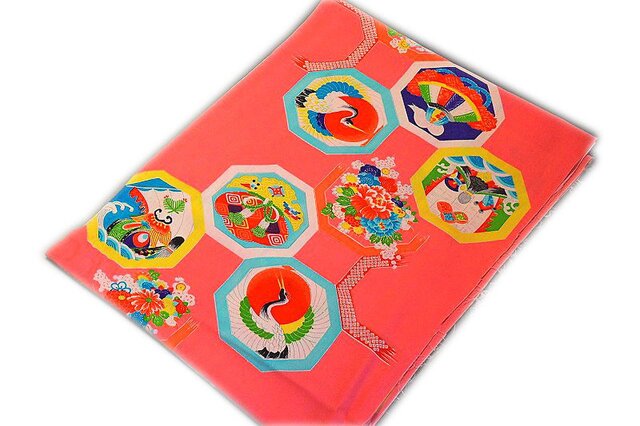 m0001 宝尽くし亀甲紋様子供着物ハギレ☆古布・古裂 /筒描き/型染め/藍染/絞り/錦紗縮緬の画像1枚目