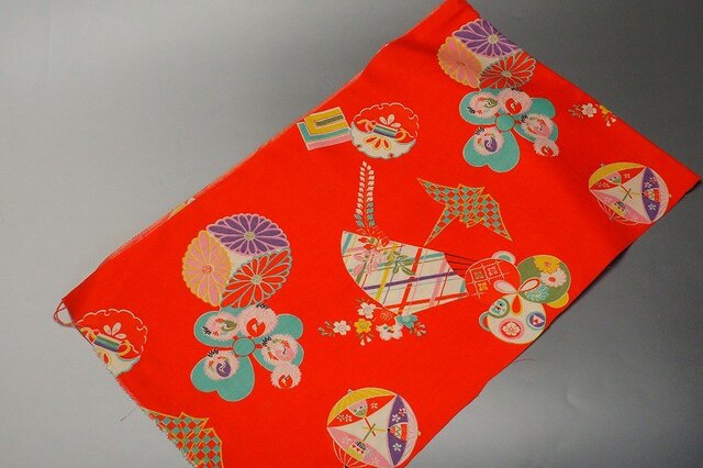 古布☆子供着物ハギレ☆鬼縮緬☆蝶と菊 古布☆子供着物ハギレ☆鬼縮緬☆蝶と菊